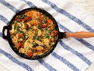 Рецепта Пилешки гърди в кремообразен сос с бейби спанак, чери домати, сметана и пармезан